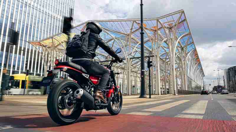 2021 Yamaha XSR125 riding back view