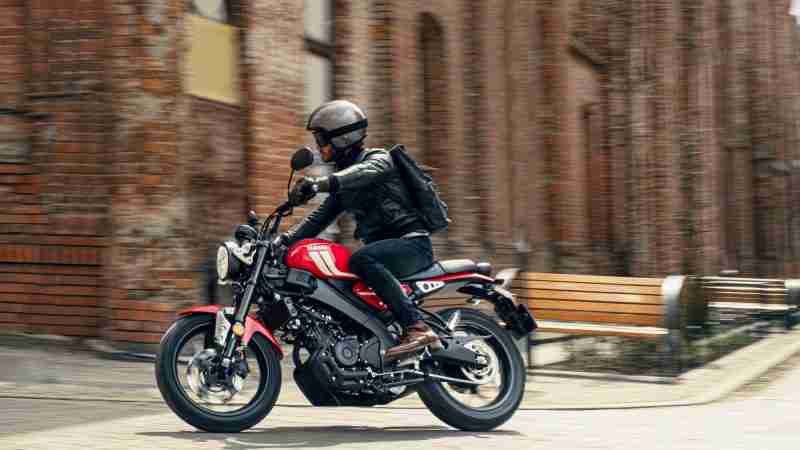 2021 Yamaha XSR125 riding