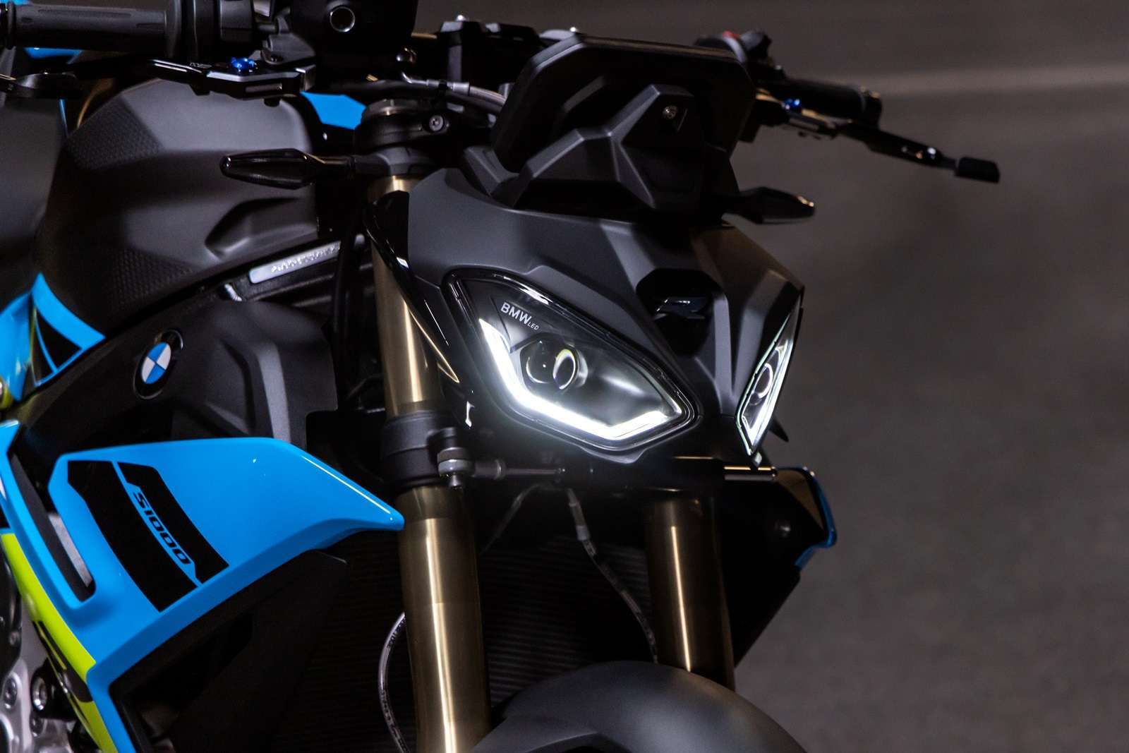 2025 BMW S 1000 R headlights