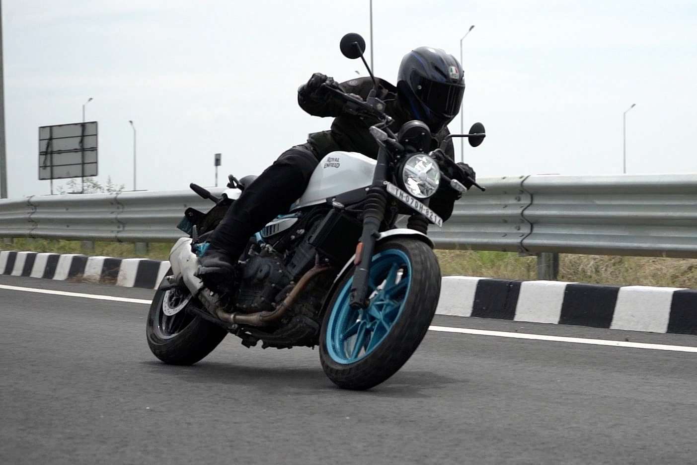Royal Enfield Guerilla 450 handling