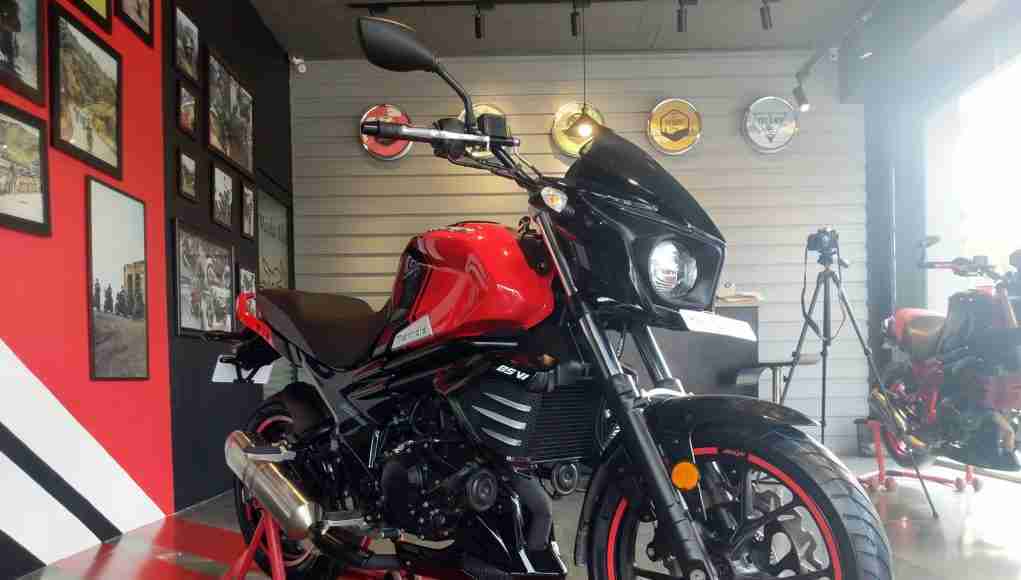 Mojo 300 ABS BS6 Ruby Red colour option