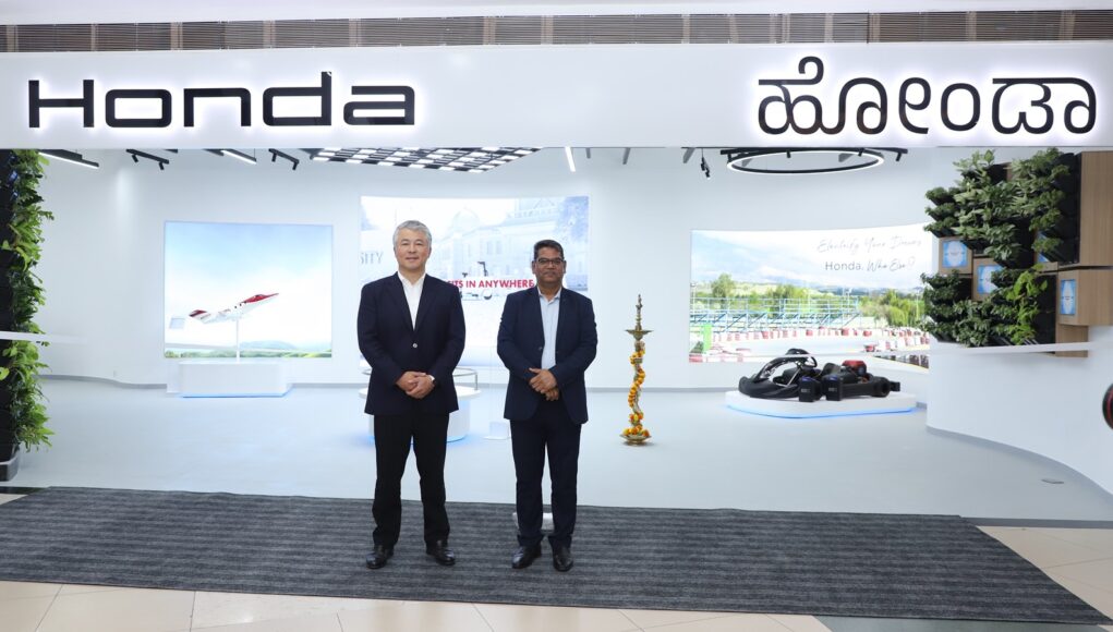 Mr. Mutsuo Usui (left) and Mr. Yogesh Mathur (right), Directors, Sales and Marketing, HMSI at Honda EV Concept Store Bengaluru