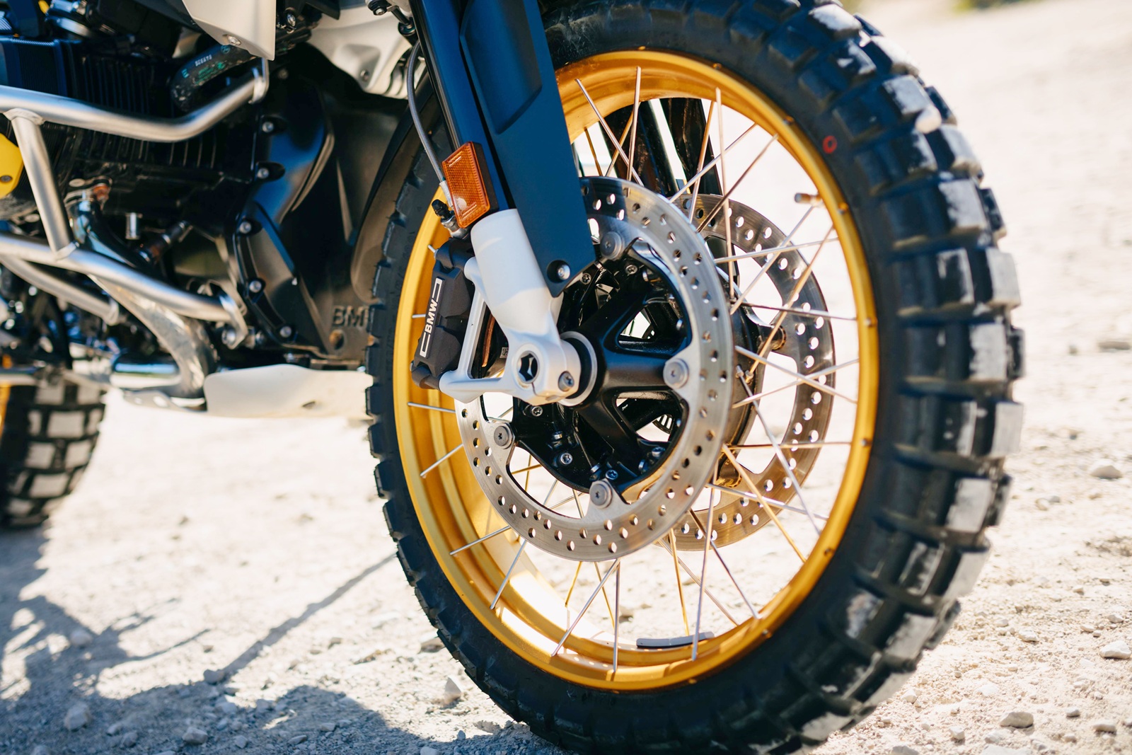 Spoked Wheels vs Tubeless Spoked (Cross-Spoke) Wheels