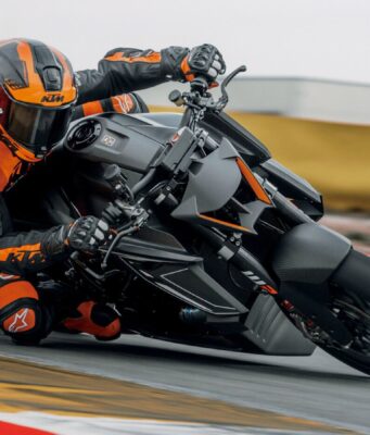 2026 KTM 1390 SUPER DUKE RR TRACK on track