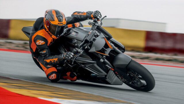 2026 KTM 1390 SUPER DUKE RR TRACK on track