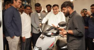 Nitin Gadkari inaugurates Simple Energy’s first Nagpur store