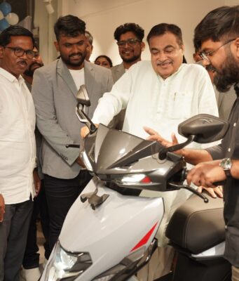 Nitin Gadkari inaugurates Simple Energy’s first Nagpur store