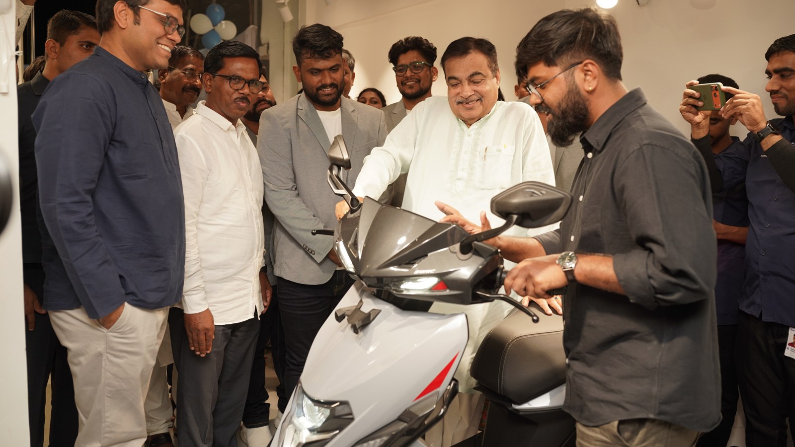 Nitin Gadkari inaugurates Simple Energy’s first Nagpur store