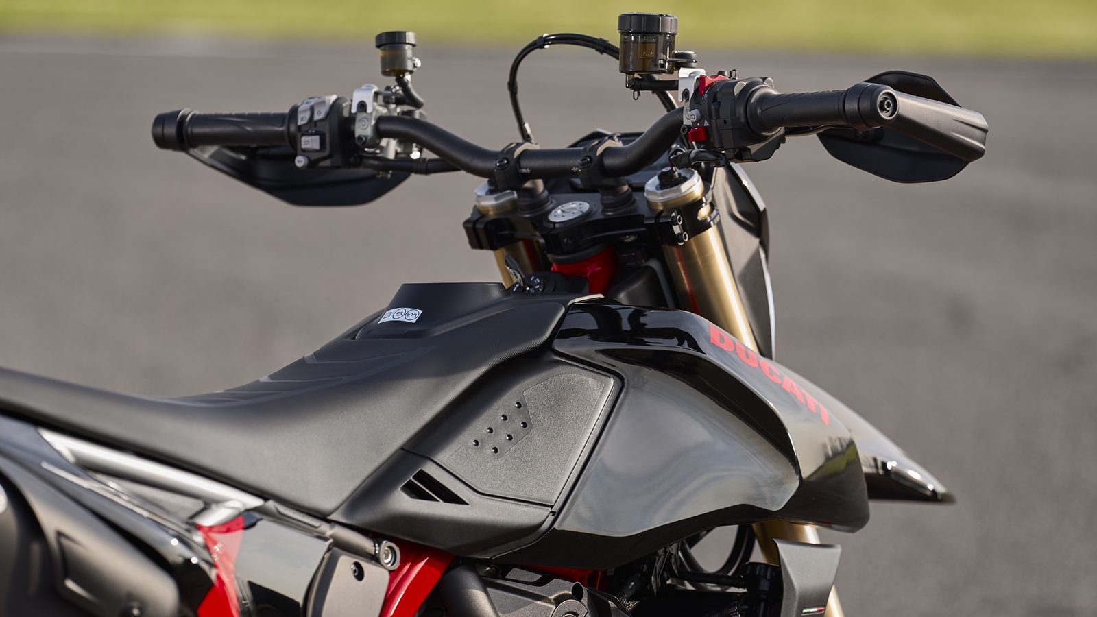 Hypermotard 698 Mono Nera handlebar