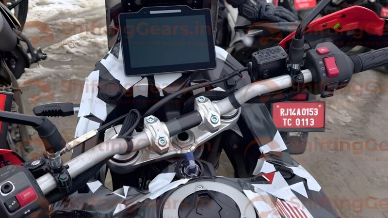 Hero Xpulse 421 display, handle bars and switch gear
