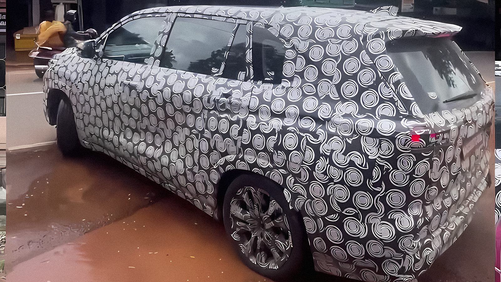 Toyota Innova Hycross Facelift spotted